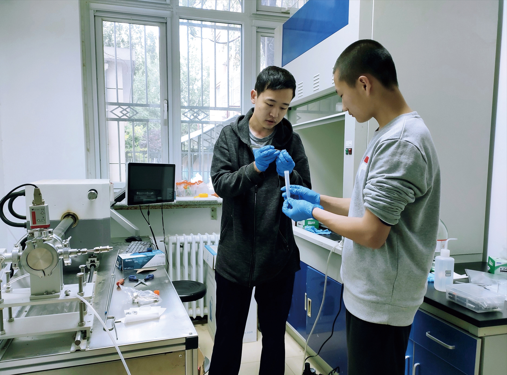 实验照片 在学长李越指导下学习玻璃清洗.jpg