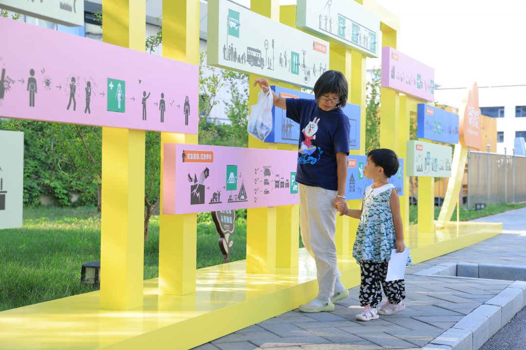 家长带着孩子在展览前互动交流