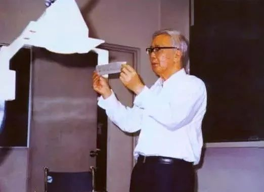初中学历，身体残疾，他却成为享誉中外的数学家