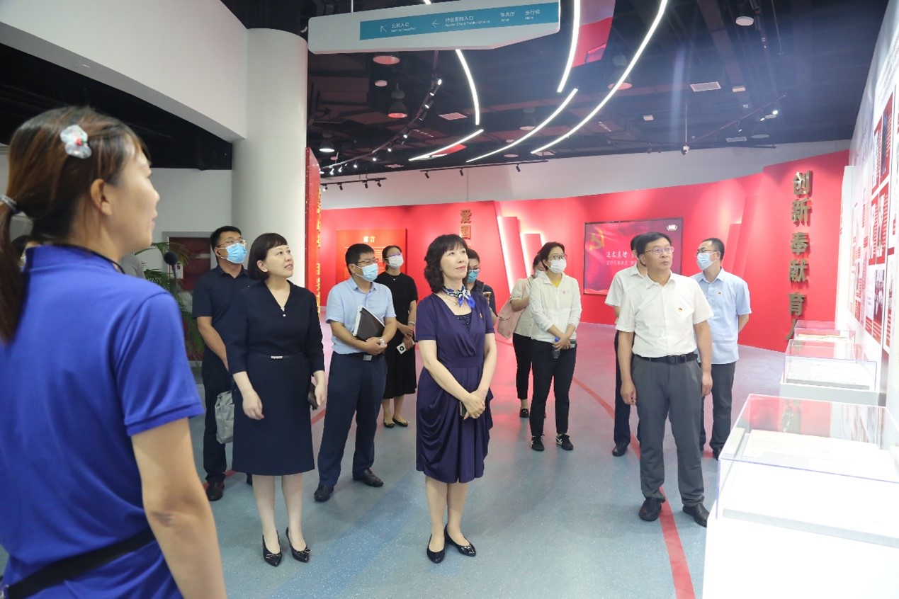 北京市科协领导参观“党领导下的科学家”主题展